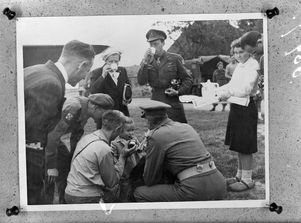 Prinses Juliana en prins Bernhard drinken een kop thee, terwijl de aandacht van , Bestanddeelnr 900-6097
