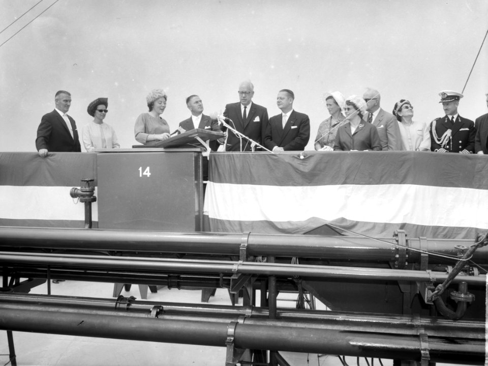 Prinses Beatrix doopte grootste tanker Esso Den Haag op Noordzee Prinses Beat, Bestanddeelnr 915-3321