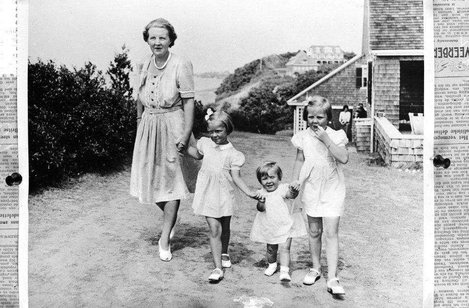 Prinses Juliana en haar drie dochters in Chatham (Massachusetts), waar zij de zo, Bestanddeelnr 934-8401