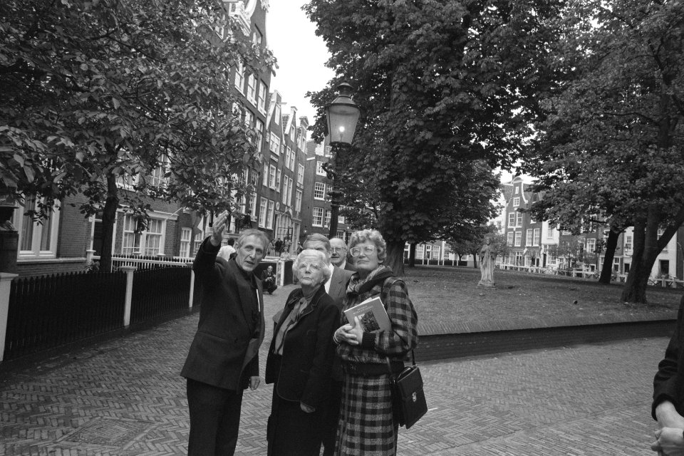 Prinses Juliana draagt gerestaureerd Begijnhof over aan bewoonsters Prinses Jul, Bestanddeelnr 934-1037
