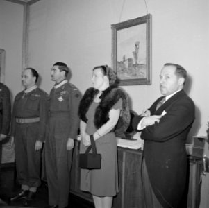 Prinses Juliana en enkele gedecoreerden. Tweede van links de Canadese generaal S, Bestanddeelnr 255-8058