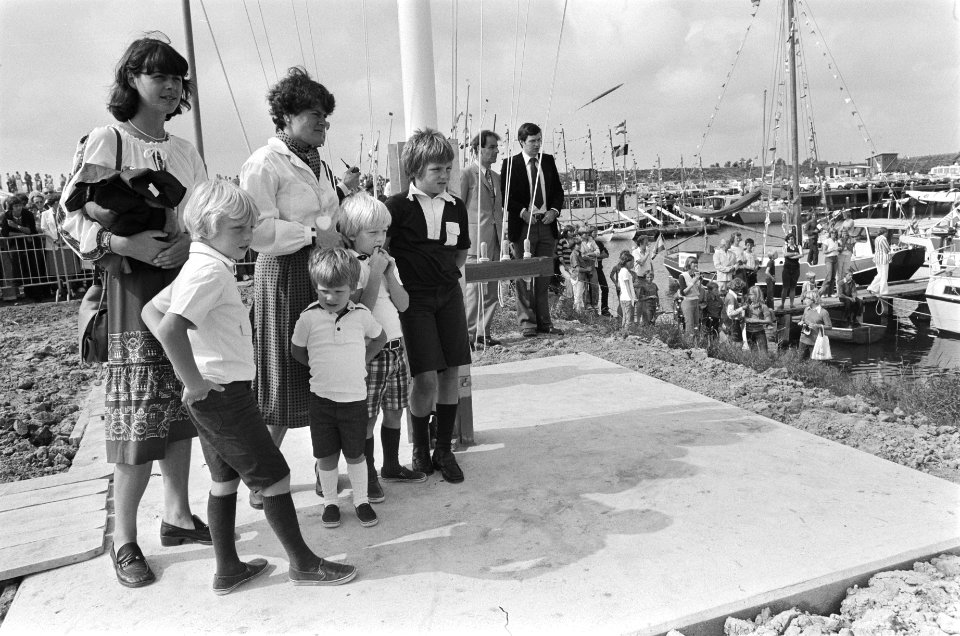 Prinses Margriet en gezin bij opening nieuwe jachthaven Scharrendijke (Zeeland), Bestanddeelnr 929-8537