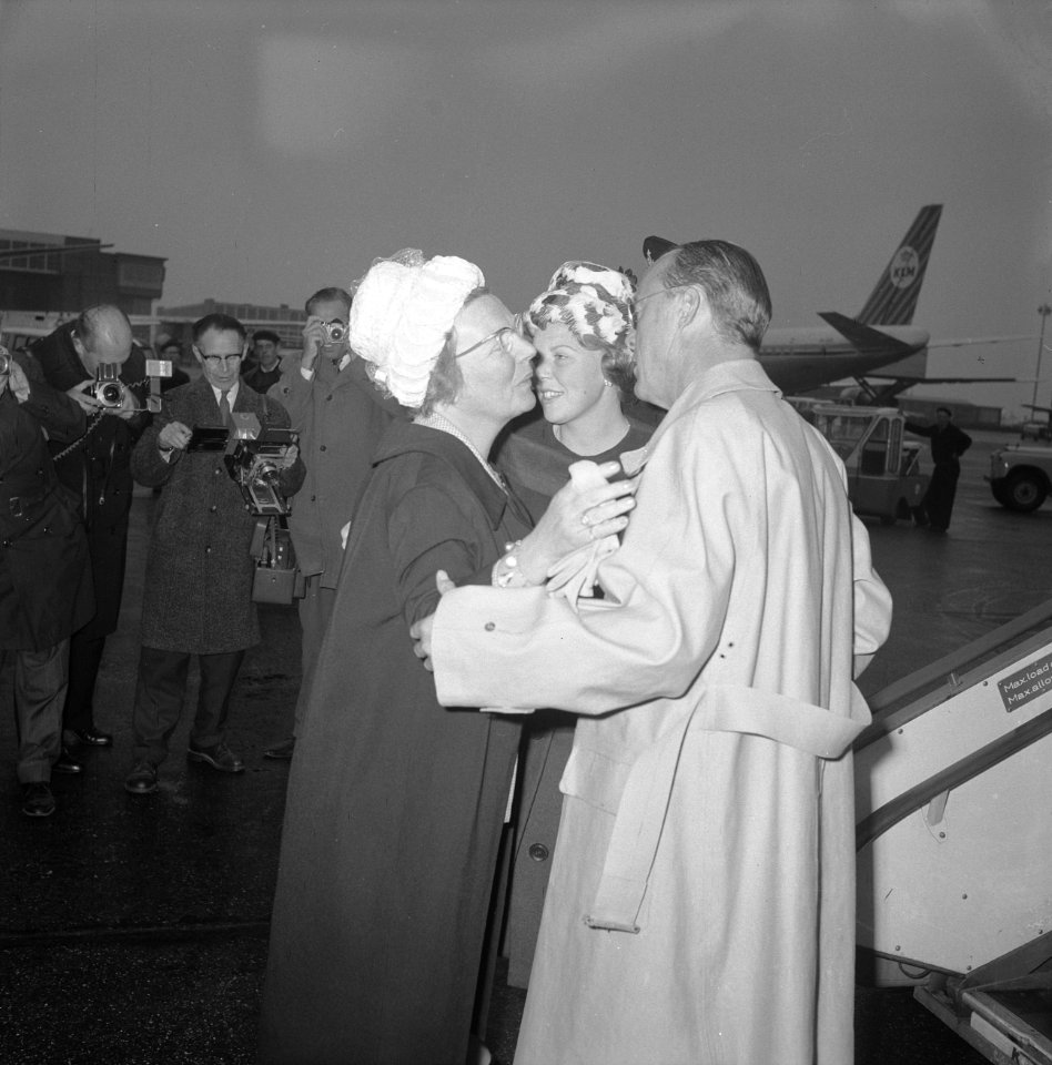 Prinses Beatrix en Prins Bernhard terug uit Amerika koningin Juliana , Prinses , Bestanddeelnr 915-0974