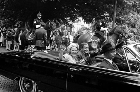 Prinses Beatrix en Claus von Amsberg in een open wagen tijdens de rondrit door D, Bestanddeelnr 917-9189
