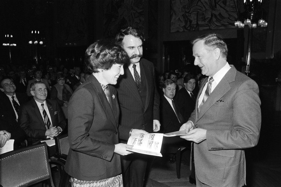 Prinses Margriet en Burgemeester André van der Louw bij de prijsuitreiking aan d, Bestanddeelnr 931-2796