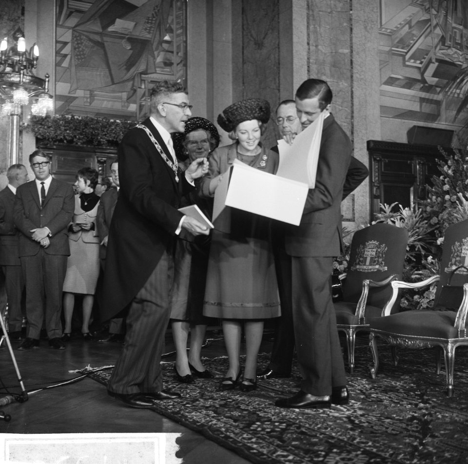 Prinses Beatrix en Claus bezoeken Rotterdam, verloofde paar in stadhuis, Bestanddeelnr 917-9501