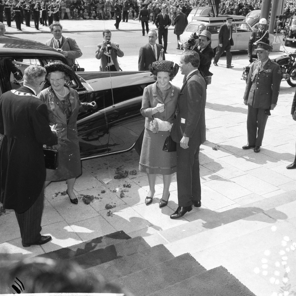 Prinses Beatrix en Claus bezoeken Rotterdam, Prinses Beatrix en Claus op balkon , Bestanddeelnr 917-9492