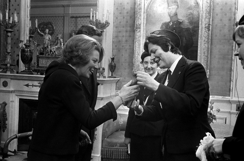 Prinses Beatrix en Claus namen eerste geschenkendoos in ontvangst op Paleis Soes, Bestanddeelnr 918-8049