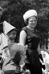 Prinses Beatrix bracht bezoek aan de Marijke-hoeve te Hattem, Bestanddeelnr 914-1540