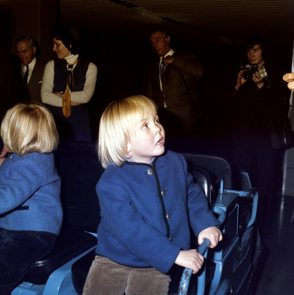 Prinses Beatrix en kinderen halen Prins Claus af op Schiphol ( Prins Claus terug, Bestanddeelnr 254-9169