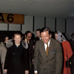 Prinses Beatrix en kinderen halen Prins Claus af op Schiphol ( Prins Claus terug, Bestanddeelnr 254-9166