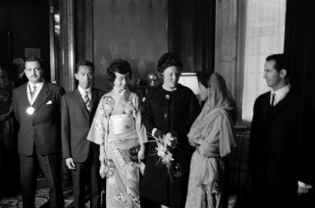 Prinses Beatrix bracht bezoek aan het Institute of Social Studies in Den Haag , , Bestanddeelnr 914-3938