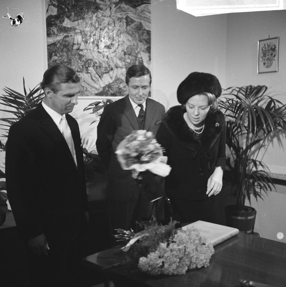 Prinses Beatrix en Claus bezoeken Hitzacker, prinses Beatrix en Claus in stadhui, Bestanddeelnr 918-2560