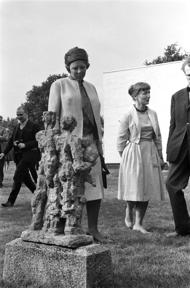 Prinses Beatrix bracht bezoek jeugdfestival Velp. De beeldend kunstenaar P.A.M.(, Bestanddeelnr 914-2451