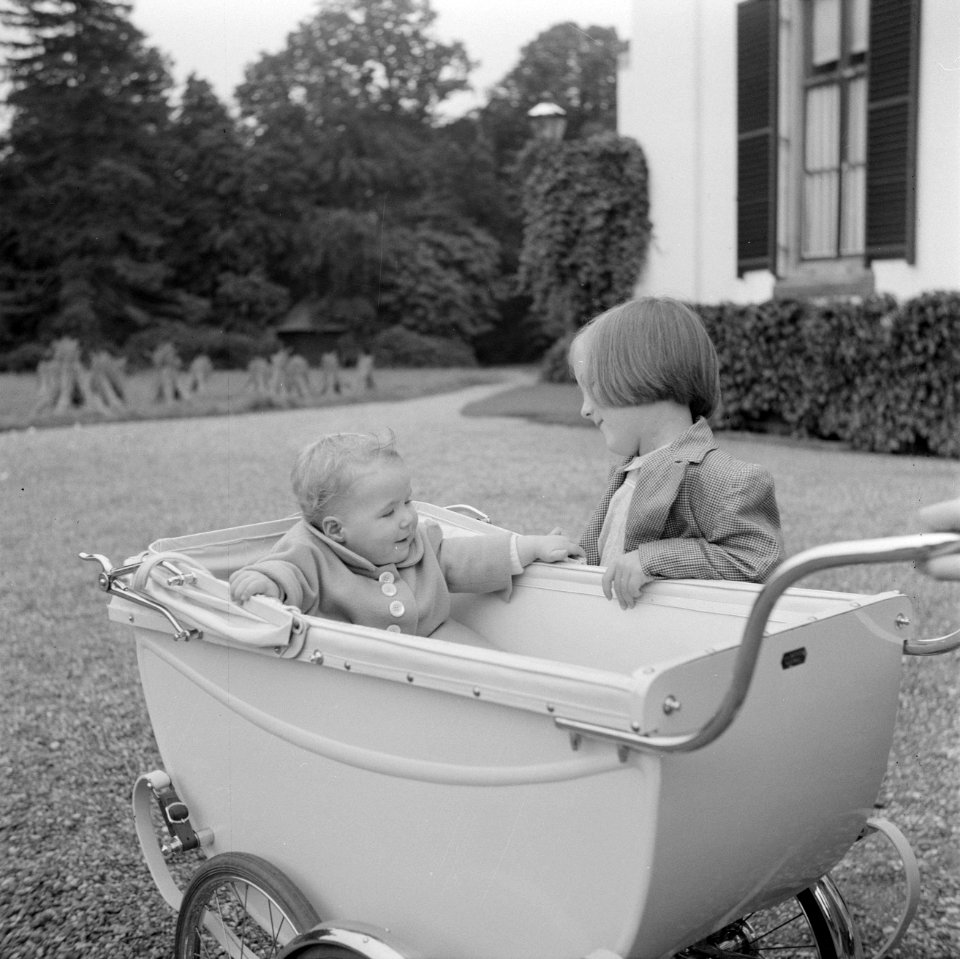 Prinses Margriet bij de kinderwagen met daarin prinses Christina, Bestanddeelnr 255-7523