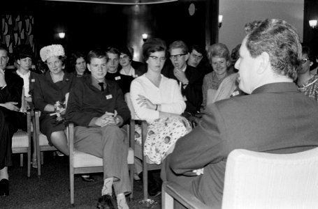 Prinses Beatrix op Jeugdfestival in Rotterdam Prinses Beatrix temidden van de l, Bestanddeelnr 915-1718