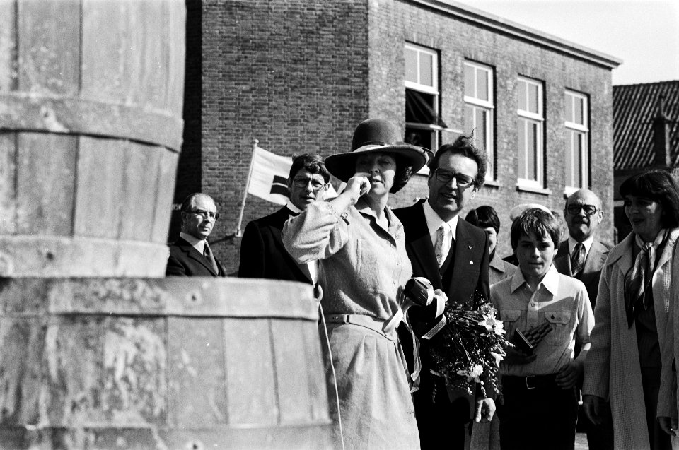 Prinses Beatrix bij het monument, Bestanddeelnr 930-2590