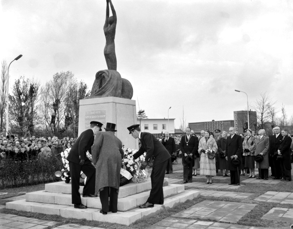 Prinses Beatrix bezoekt Delfzijl. Onthulling monument voor gevallen oud-leerling, Bestanddeelnr 908-1450