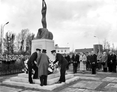 Prinses Beatrix bezoekt Delfzijl. Onthulling monument voor gevallen oud-leerling, Bestanddeelnr 908-1450