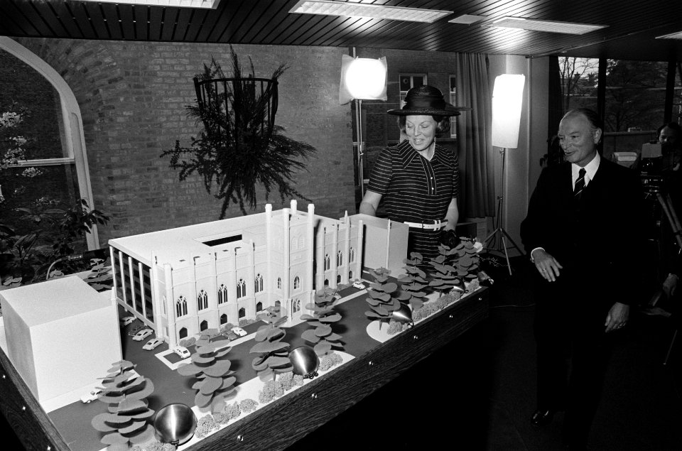 Prinses Beatrix bij een maquette van het gebouw, Bestanddeelnr 927-9099