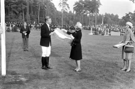 Prinses Beatrix bij het hijsen van de vlag, Bestanddeelnr 919-5496