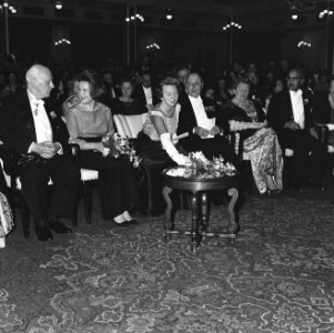 Prinses Beatrix en Irene galaconcert bijgewoond in het Kurhaus ter herdenking 15, Bestanddeelnr 915-8708