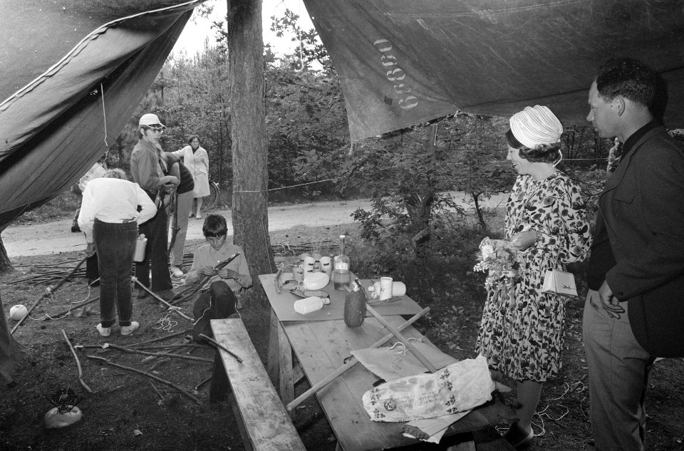 Prinses Beatrix bij activiteiten van de kinderen die deelnemen aan het kamp, Bestanddeelnr 924-6472