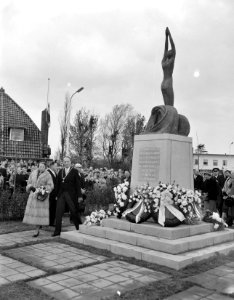 Prinses Beatrix bezoekt Delfzijl. Onthulling monument voor gevallen oud-leerling, Bestanddeelnr 908-1447