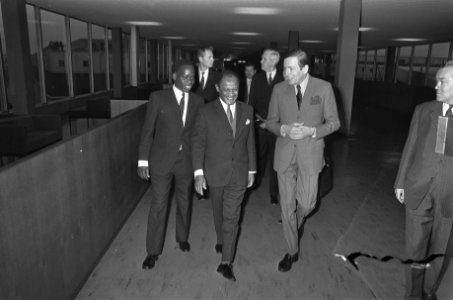 Prins Claus vertrekt aan hoofd van Nederlandse delegatie naar Tanzania, Schiphol, Bestanddeelnr 925-2085