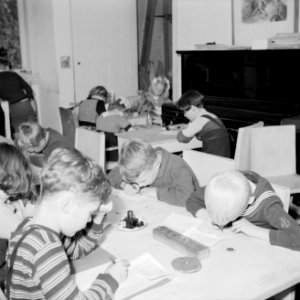 Prinses Beatrix en andere leerlingen aan het waterverven, Bestanddeelnr 255-7420