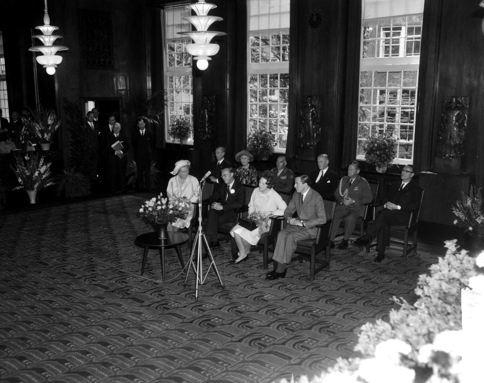 Prinses Beatrix en Claus bezoeken Amsterdam, in de Raadszaal v.l.n.r. koningin J, Bestanddeelnr 917-9312