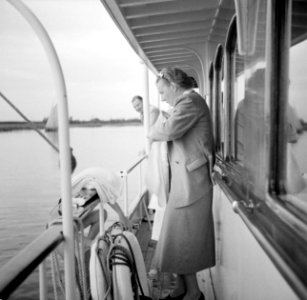 Prinses Juliana en een onbekende heer aan dek, Bestanddeelnr 255-7644