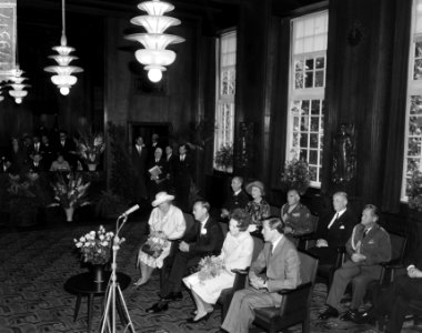 Prinses Beatrix en Claus bezoeken Amsterdam, in de Raadszaal, Bestanddeelnr 917-9317