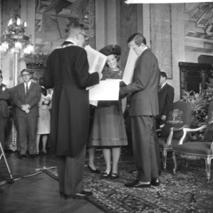 Prinses Beatrix en Claus bezoeken Rotterdam, verloofde paar in stadhuis, Bestanddeelnr 917-9505