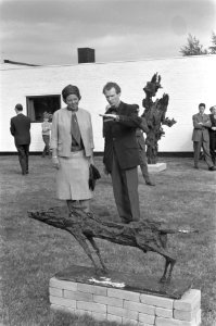 Prinses Beatrix bracht bezoek jeugdfestival Velp. De beeldend kunstenaar P.A.M.(, Bestanddeelnr 914-2449