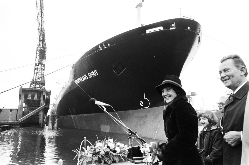 Prinses Margriet doopt schip Incotrans Spirit op NDSM-werf Amsterdam, Bestanddeelnr 930-0487
