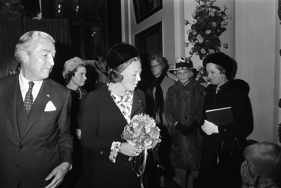 Prinses Beatrix bij voorbezichtiging van tentoonstelling Schok der Herkenning , Bestanddeelnr 924-0346