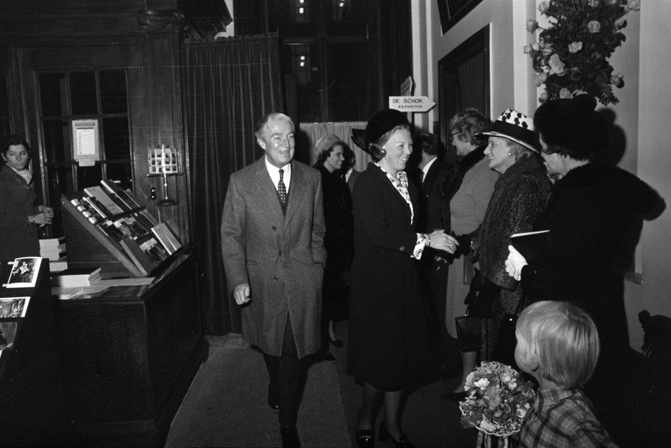 Prinses Beatrix bij voorbezichtiging van tentoonstelling Schok der Herkenning , Bestanddeelnr 924-0345