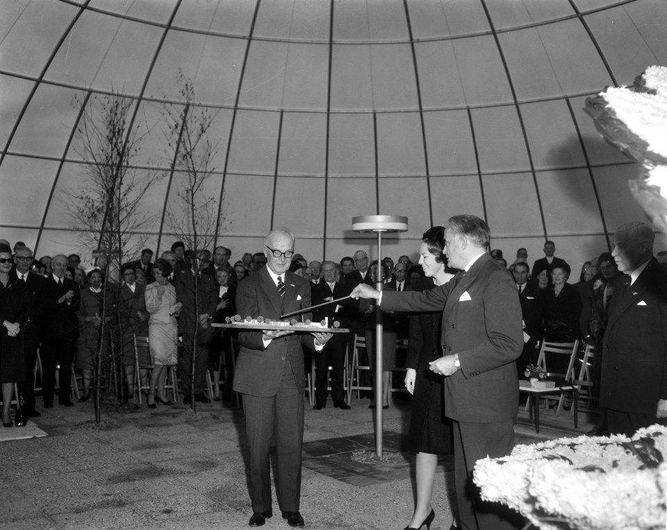 Prinses Beatrix bij het openen van paviljoen De Schelp te Scheveningen de prins, Bestanddeelnr 918-4994