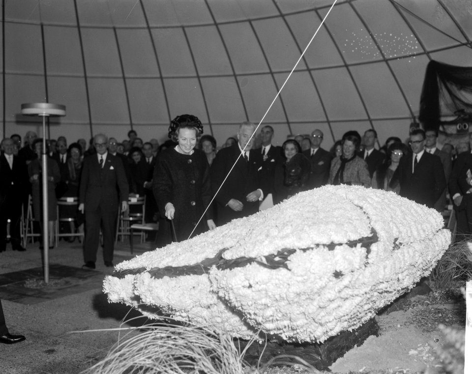 Prinses Beatrix bij het openen van paviljoen De Schelp te Scheveningen De prins, Bestanddeelnr 918-4992