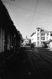 Prinsenstraat in benedenstad Batavia, met tramrails en met zicht op het Stadhui, Bestanddeelnr 512-1-2