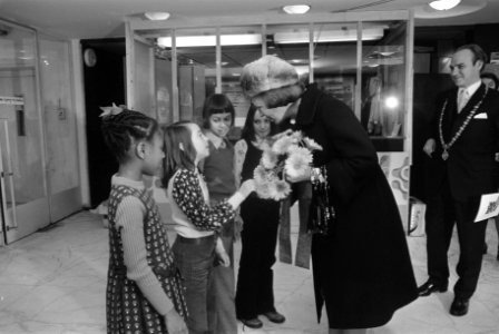 Prinses Beatrix bij opening tentoonstelling Tekeningen uit SOS-kinderdorpen in, Bestanddeelnr 927-5567