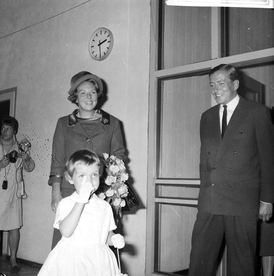 Prinses Beatrix en Claus brachten bezoek aan Den Haag , prinses Beatrix krijgt b, Bestanddeelnr 918-1594