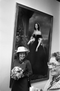 Prinses Beatrix bij een schilderij van koningin Sophie, Bestanddeelnr 929-0668