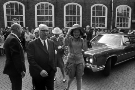 Prinses Beatrix bij aankomst bij de Oude Kerk, Bestanddeelnr 925-6184