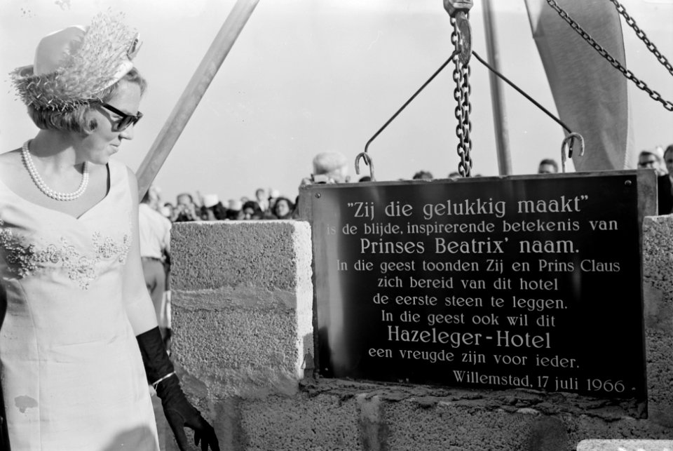 Prinses Beatrix en Claus op Curacao, prinses Beatrix legt eerste steen voor Haze, Bestanddeelnr 919-3798