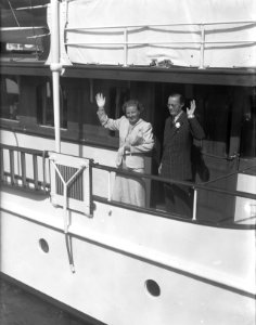 Prinselijke familie op Terschelling Prinselijk paar aan boord van Piet Hein, Bestanddeelnr 902-8129