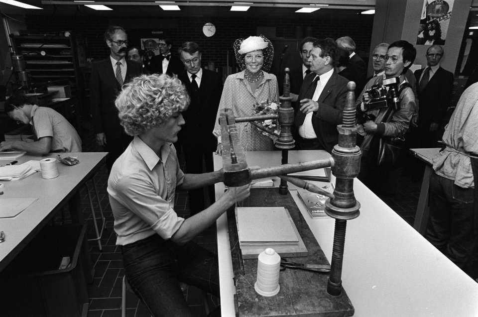 Prinses Beatrix bij een leerling boekbinder, Bestanddeelnr 930-4229