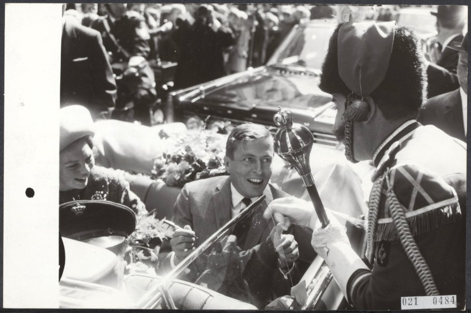 Prinses Beatrix en haar verloofde Claus von Amsberg brengen een bezoek aan Maast, Bestanddeelnr 021-0484