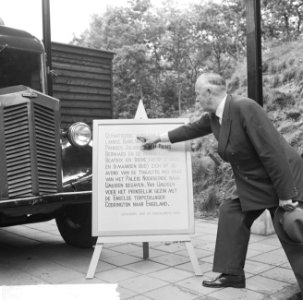 Prinselijke pantserauto in museum, chauffeur T Bergman heeft de auto op zijn la, Bestanddeelnr 914-2386